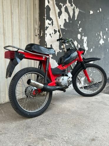 drzac za glavu za auto sediste: Tomos moped, crvene boje sa crnim blatobranima i sedištem. Opremljen — 1