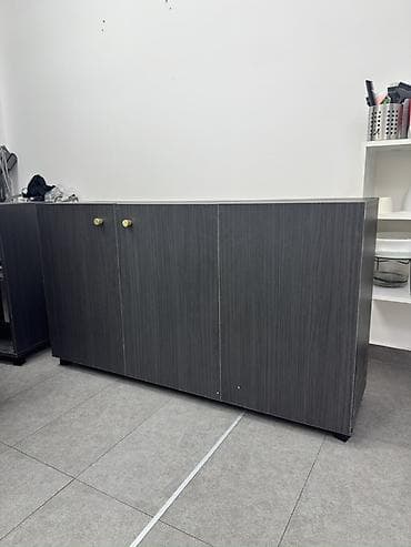 ormaric za kljuceve drveni: Komoda sa 3 vrata 
135cmx72cmx35cm
(sa manjim ostecenjem) — 2