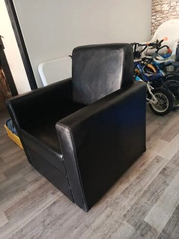 Furniture: Jednostavna i elegantna fotelja u crnoj boji, idealna za dopunu — 1