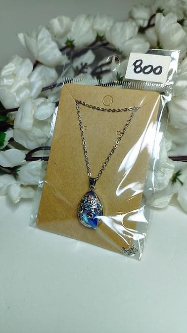 nike dunk cena: Ogrlica sa medaljonom – srebrnasti lančić i privjesak u obliku suze sa — 1