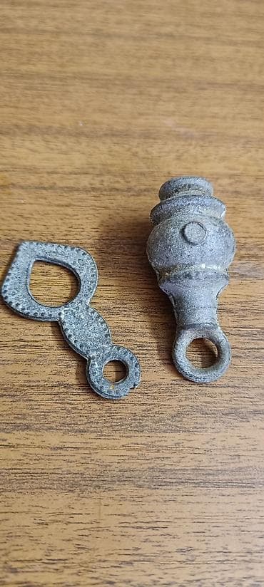 drvene nogice za namestaj uradi sam: Stari metalni ukrasni delovi – set od 2 komada Opis: - Dva masivna — 1