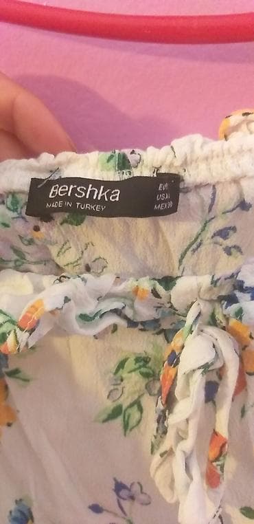 lexor saat: Bershka ženska bluza na cvetni dezen - Model: kratka bluza/top sa — 2
