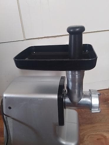 Mobilni telefoni i aksesoari: Elektricna Masina za mlevenje mesa je potpuno ispravna, u odlicnom je — 6