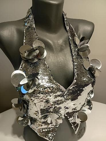 second hand jakne: Srebrni prsluk/halter top sa šljokicama i velikim sjajnim aplikacijama — 4