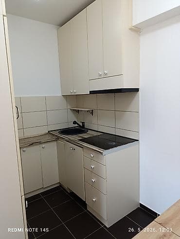 izdajem stan: Izdajem jednoiposoban namešten stan u blizini bolnice. Lift, parking — 4