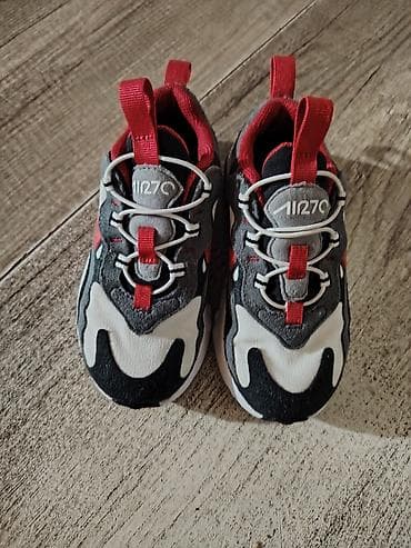95 bele: Prodajem potpuno nove Nike Air Max 270 patike za dečaka. Original su — 2