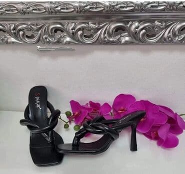 Dvodelni kupaći kostim
Cena 1499 din