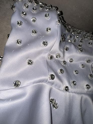 kapa sa baterijom: Belo svečano mini haljina bez bretela, izrađena od glatkog satenskog — 3