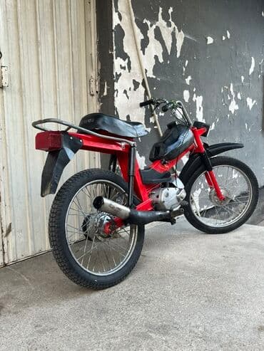 drzac za glavu za auto sediste: Tomos moped, crvene boje sa crnim blatobranima i sedištem. Opremljen — 2