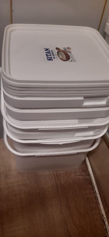 plasticne kante: Plasticne kante veoma cvrste sa poklopcima i ruckom.10kg.ciste — 1