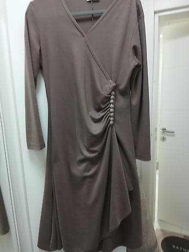 Elegantna haljina sa preklopom i drapiranim detaljem - Model: midi