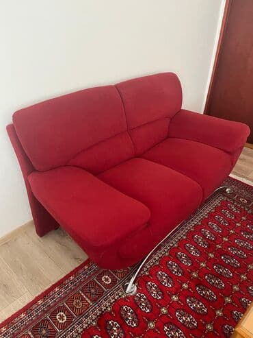 sofa za sedenje: Dvosed i fotelja u jarko crvenoj boji, presvučen plišanim materijalom — 3
