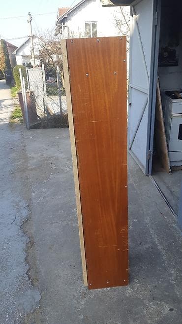 Stolovi: Uska drvena vitrina/ormarić sa bravicom i ključevima - Tip — 4