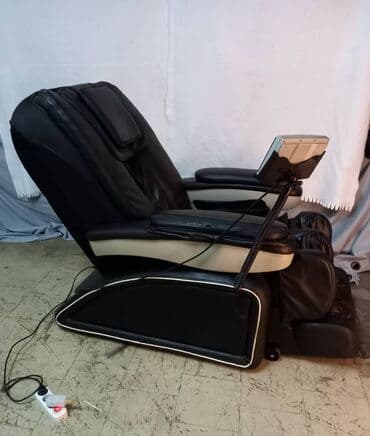 Masazna fotelja. Prelepa crna masazna kožna fotelja prava