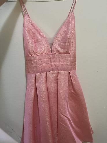 Ružičasta mini haljina sa šljokičastim/satenskim sjajem. Model sa