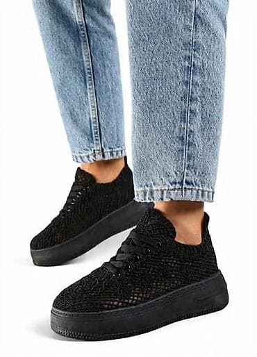 Crne ženske patike na platformu - Dizajn: jednobojne crne patike sa