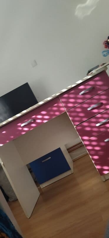 kucni namestaj: Radni sto u odlicnom stanju — 1