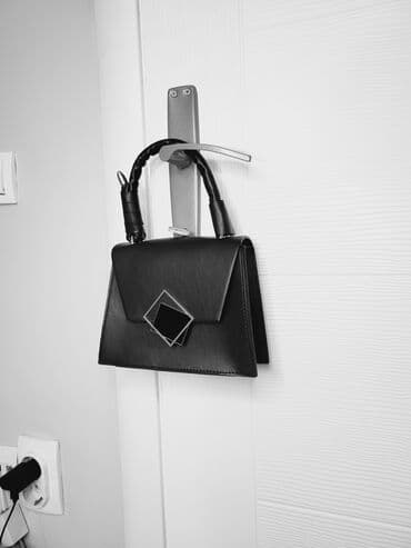 Elegantna crna ženska torbica – mini/compact model sa čvrstom formom