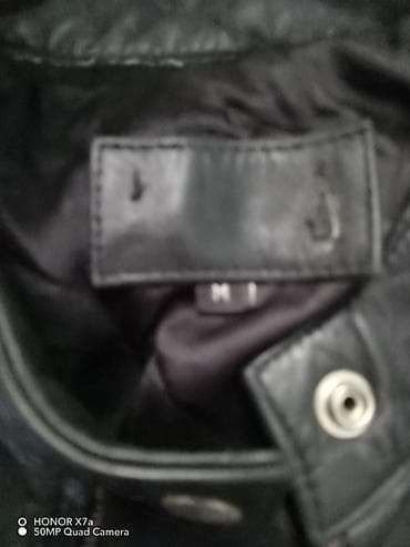 krzneni kaput: Crna kožna jakna, minimalističkog „biker“/motociklističkog stila. - — 2