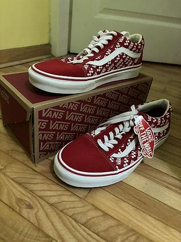 pantalone na crtu: Predstavljamo uniseks Vans Old Skool patike u crvenoj boji. Ove patike — 1