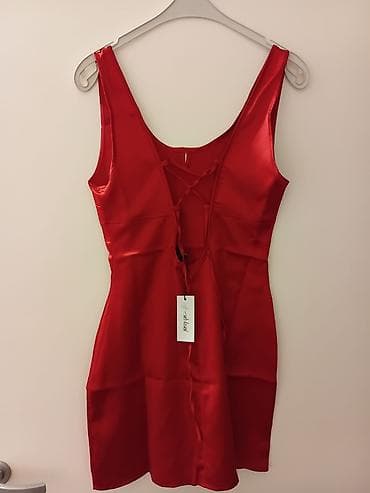 Haljine: Crvena mini haljina od satenskog materijala - Kroj: uska silueta — 2