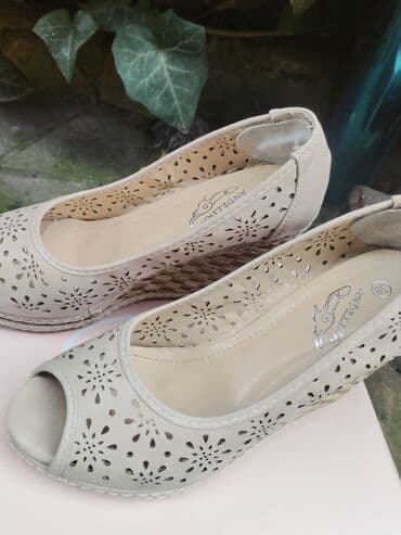 stikle 42 broj: Sandale, 38 — 2