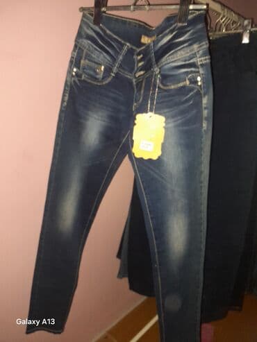 Farmerke: Ženske skinny farmerke – tamnoplavi denim sa efektnim izbleđivanjem — 1