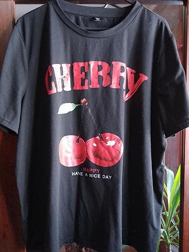 Crna ženska majica sa printom “CHERRY” i motivom trešanja sprijeda na lalafo.rs Crna ženska majica sa printom “CHERRY” i motivom trešanja sprijeda