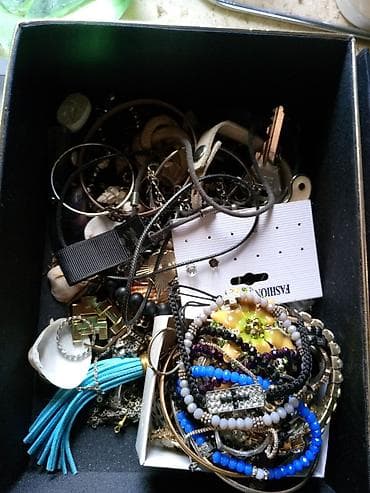 Veliki mix modnog nakita – kutija sa raznovrsnim komadima Sadržaj: -