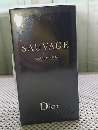 Na slici je Dior Sauvage Eau de Parfum (EDP), popularan muški miris na lalafo.rs Na slici je Dior Sauvage Eau de Parfum (EDP), popularan muški miris