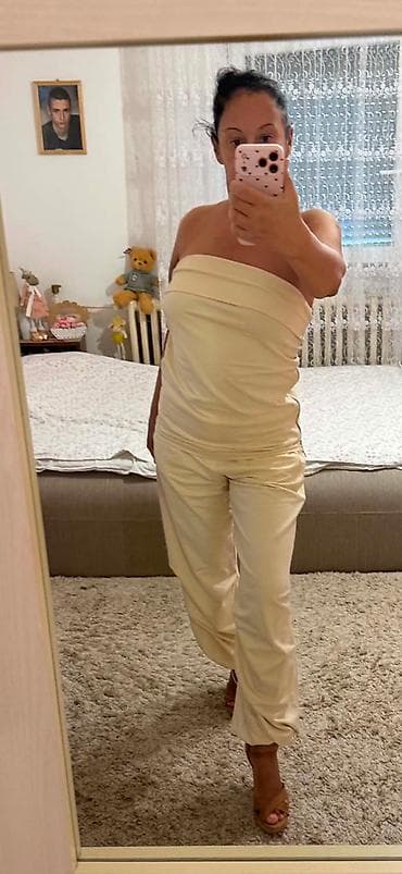Potpuno ocuvan komplet pantalone i top majica, kao nov. Pantalone su na lalafo.rs Potpuno ocuvan komplet pantalone i top majica, kao nov. Pantalone su