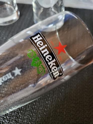 stopsol staklo braon: Case nove,vintaz Heineken za pivo 0,350 L . Case sve na njima odsjaj — 10