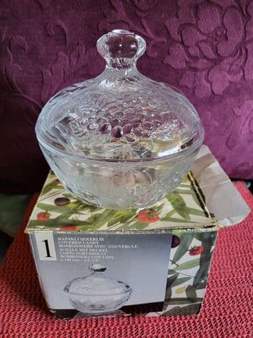 vatrostalne posude sa poklopcem: Bombonijera nova sa poklopcem,puno staklo. Visina. 12cm. Precnik — 1