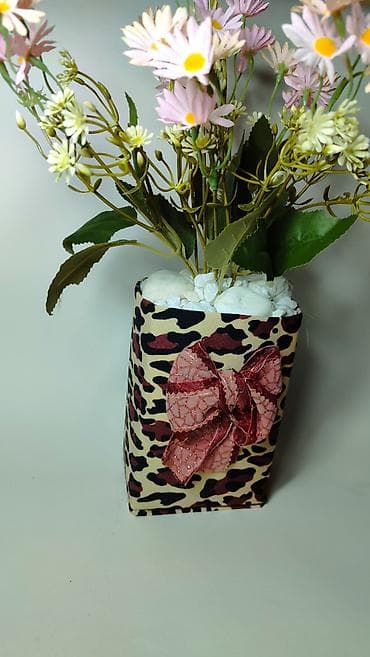 Kućni dekor: Dekorativna aranžirana veštačka saksija sa belim/lila tratinčicama - — 4