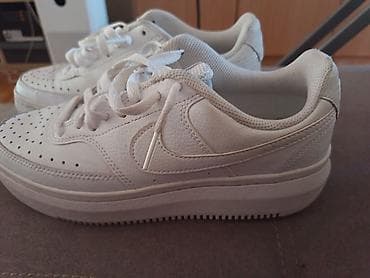 nike patike kozne: Br 40, ocuvane bas bas. Bele patike – klasičan model sa podignutim — 2