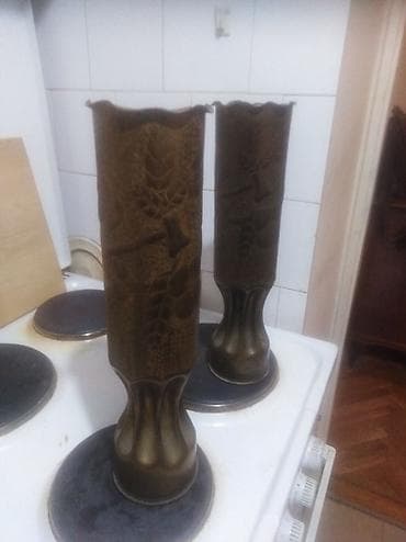 Dve ukrasne vazne napravljene od granate