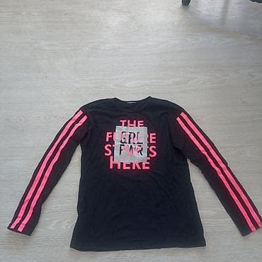 superwet majice: Crna majica dugih rukava sa neon‑pink detaljima. Na obe rukave po dve — 1