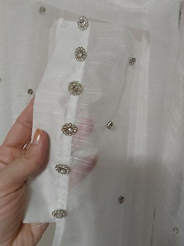 Venčanice i aksesoari: Elegantna bela haljina košulja-kroja sa sjajnim detaljima. - — 2