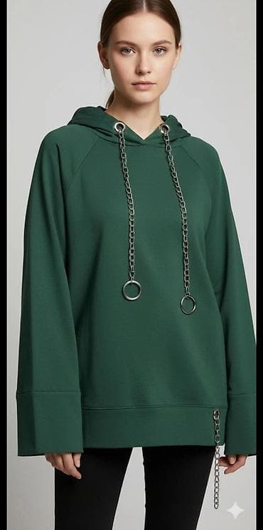 planika zenske cizme: Zelena ženska dukserica sa kapuljačom i metalnim lancima - Model — 1