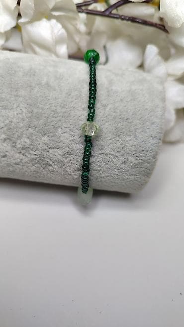 privesci za samoodbranu: Zelena narukvica od perlica - Ručno nizane staklene perle u smaragdno — 1