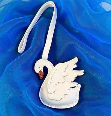 Privezak u obliku labuda – ručno izrađen - Materijal: bela eko koža