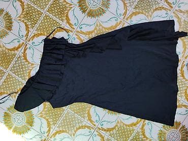 debele: Elegantna crna haljina na jedno rame - Kroj: mini/kratka, uska — 2