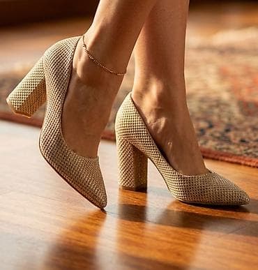 stikle sa platformom: Ženske salonke sa blok potpeticom — bež/zlatkasta boja - Model — 1