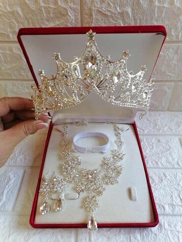 mokasine novi sad: Chanel, Set: Crown, Earrings, Bracelet, Material: Cubic zirconia, Pearl — 14