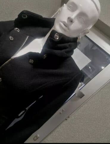 jakna 7: Elegantni ženski kaput – crna boja - Kroj: strukirani, ravna linija — 3