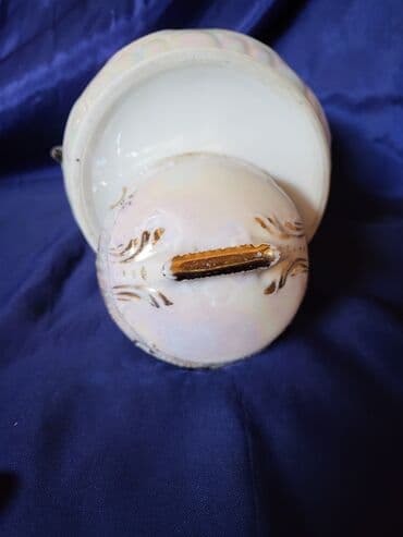 zemljane posude: Bombonijera 1914 do 1918g. porcelan,sedef glazura. Bombonijera je — 12