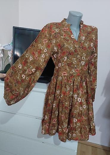 off white komplet: Haljina sa cvetnim printom - Kroj: A-kroj sa naboranim, višeslojnim — 2