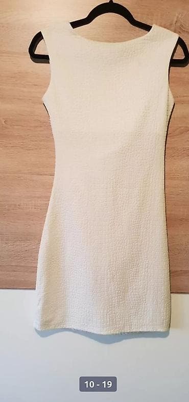 judina žena: Elegantna krem/pastelno-bela haljina bez rukava, kroj iznad kolena — 1