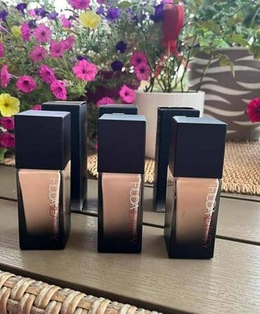 cetke za tecni puder: Predstavljeni su Huda Beauty tečni puderi, dizajnirani da pruže — 1