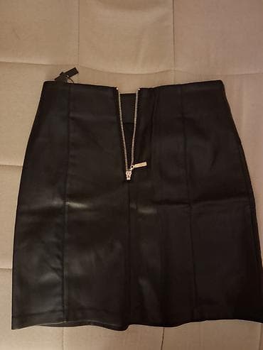 Skirts: Crna mini suknja od eko kože, A-kroja sa panelnim šavovima koji — 2